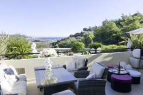 Premium holiday flat with sea view and shared pool, Mandelieu-la-Napoule